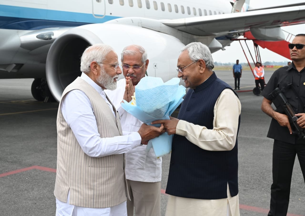 प्रधानमंत्री नरेंद्र मोदी पहुंचे गया हवाई अड्डा, सीएम नीतीश ने किया स्वागत