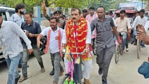 साइकिल पर सवार होकर नामांकन भरने पहुंचे मंत्री जीवेश मिश्रा, लगातार दो बार जीत चुके हैं चुनाव, जाले सीट से विरोधियों को देंगे टक्कर