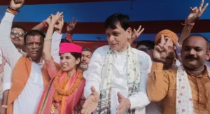 गायिका मैथिली ठाकुर ने अलीनगर सीट से किया नामांकन, बोलीं- ‘अलीनगर को बना देंगे आदर्श नगर’