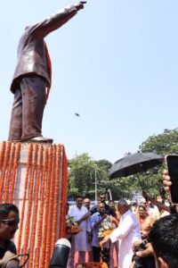 भारत रत्न डॉ० भीमराव अम्बेडकर की जयंती के अवसर पर राज्यपाल एवं मुख्यमंत्री ने अर्पित की श्रद्धांजलि