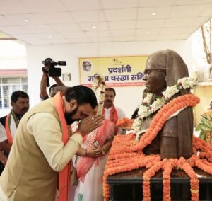 महिला चरखा समिति पहुंचकर सीएम ने लिया जायजा, महिलाओं से की बातचीत