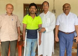 पैर से लाचार युवक को डा अनिल सुलभ ने दी बैसाखी 