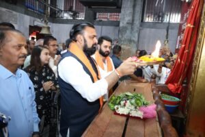 मुख्यमंत्री ने महावीर मंदिर में विधिवत पूजा-अर्चना कर राज्य की सुख, शांति एवं समृद्धि की कामना की