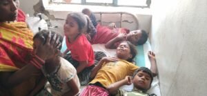 मिड-डे मील खाने के बाद 50 से अधिक बच्चे बीमार, स्कूल में मचा हड़कंप