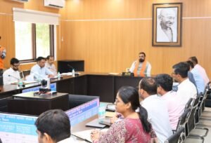 कुटीर ज्योति योजना के तहत 10 लाख उपभोक्ताओं के यहां सोलर संयंत्र लगाने के लक्ष्य पर तेजी से काम हो : मुख्यमंत्री 