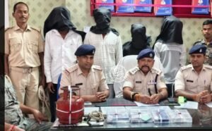 हुंडरू फॉल मार्ग स्थित सोनी ज्वेलर्स चोरी कांड का खुलासा, चार आरोपी गिरफ्तार, एक फरार