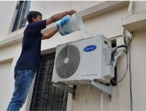AC की कूलिंग बढ़ाने के लिए आउटडोर यूनिट पर पानी डालना कितना सही? जानिए सच और एक्सपर्ट्स की राय