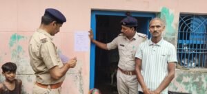नगरनौसा थाना पुलिस ने फरार आरोपी के घर ढोल-नगाड़े के साथ चिपकाया इश्तेहार, सरेंडर नहीं किया तो होगी कुर्की-जब्ती
