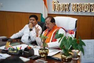 किसानों की शिकायतों पर एक्शन मोड में कृषि मंत्री विजय सिन्हा, हेल्पलाइन से खुद किया फोन; उर्वरक कालाबाजारी पर 24 घंटे में कार्रवाई के निर्देश