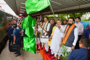 बिहार से सोमनाथ के लिए रवाना हुए 1,150 श्रद्धालु, मुख्यमंत्री सम्राट चौधरी ने दिखाई हरी झंडी; कहा- आस्था और स्वाभिमान का संदेश लेकर जाएं