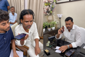 जनसुनवाई में रिश्वत मांगने का मामला उजागर, मंत्री लखेंद्र पासवान का बड़ा एक्शन; डेटा ऑपरेटर के निलंबन का आदेश