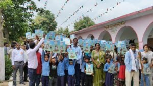 स्वतंत्रता दिवस पर धर्मज क्रॉप गार्ड की पहल, बच्चों के बीच बांटे एग्जाम पैड