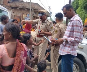 स्वतंत्रता दिवस पर खाकी का मानवीय चेहरा, बच्चों और ग्रामीणों में थानाध्यक्ष ने बांटी चॉकलेट-जलेबी