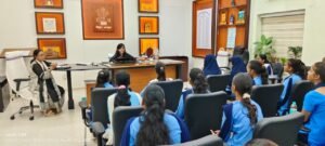 डीएम ने छात्राओं को दिया आत्मनिर्भरता और साइबर सुरक्षा का संदेश
