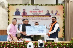 बाढ़ राहत के लिए पुल निर्माण निगम ने दिए 2.5 करोड़, पथ विकास निगम ने 2 करोड़ रुपये