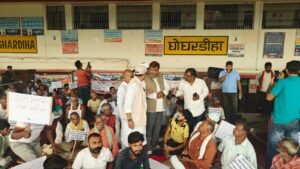 घोघरडीहा की रेल समस्याओं पर मिथलांचल संघर्ष समिति का प्रदर्शन, लंबी दूरी की ट्रेनों के ठहराव की उठी मांग