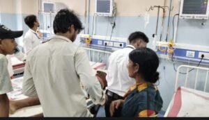 दालान के पास रोड़ेबाजी के बाद फायरिंग, पेट में गोली लगने से युवक जख्मी