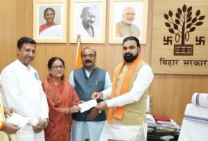 बिहार बाढ़ राहत: विधानसभा के मुख्य सचेतक और सचेतकों ने एक माह का वेतन मुख्यमंत्री राहत कोष में दिया