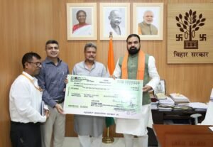 ग्रामीण कार्य विभाग ने मुख्यमंत्री राहत कोष में दिए 40.89 लाख रुपये, मंत्री सुनील कुमार ने एक माह का वेतन भी सौंपा